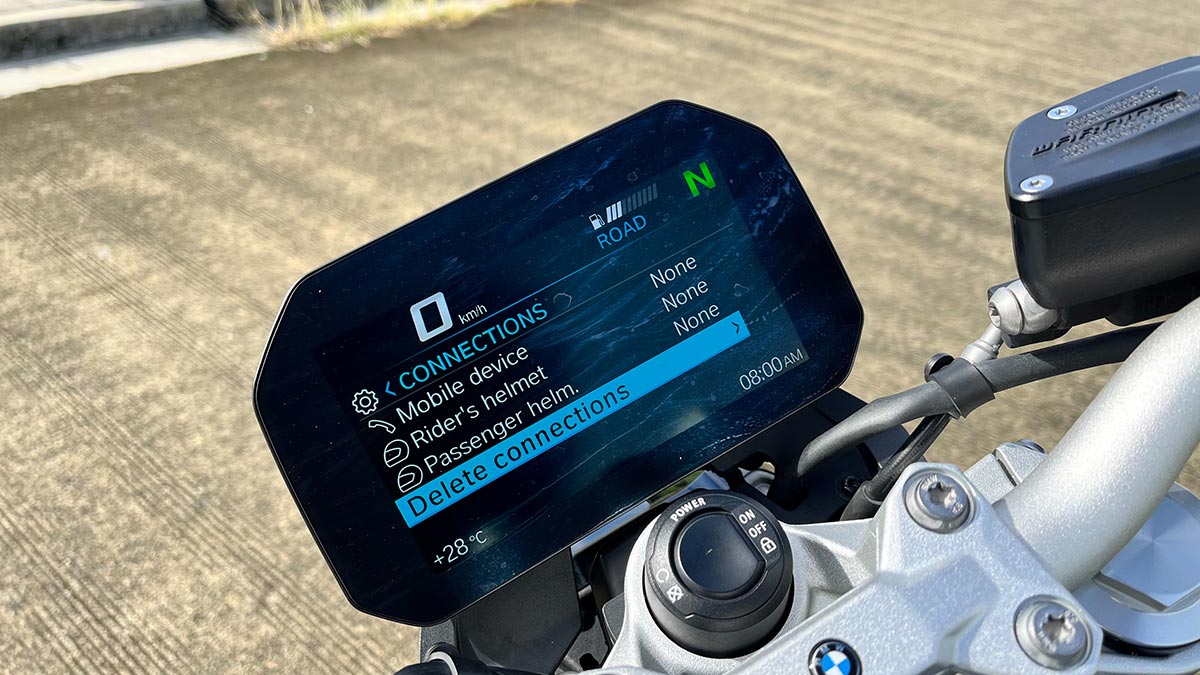instrument cluster of the 2022 BMW F 900 R