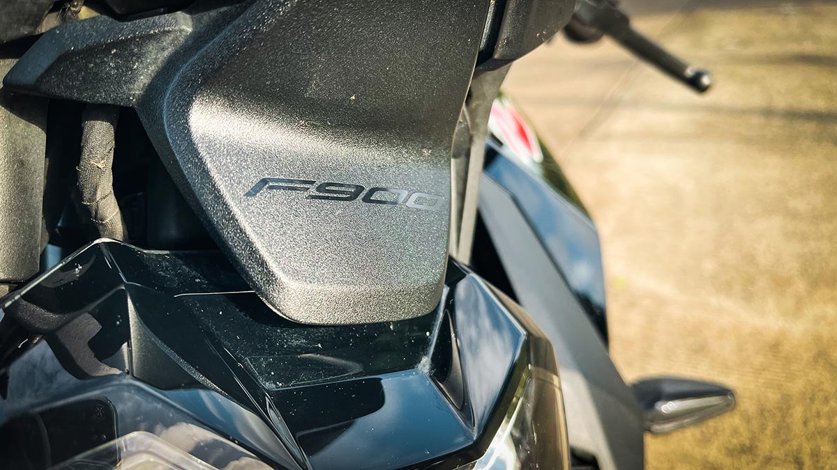 front cowl of the 2022 BMW F 900 R