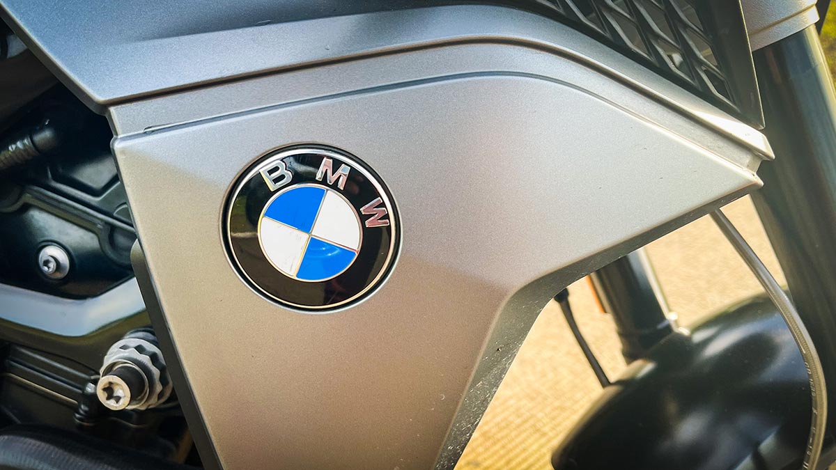 fairing badge of the 2022 BMW F 900 R