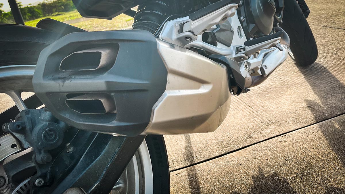 exhaust of the 2022 BMW F 900 R