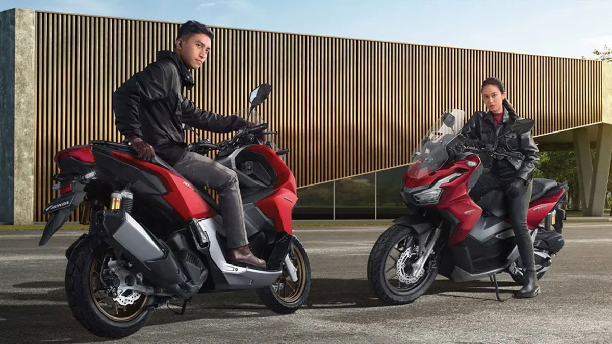 photo of the Honda ADV 160 in red