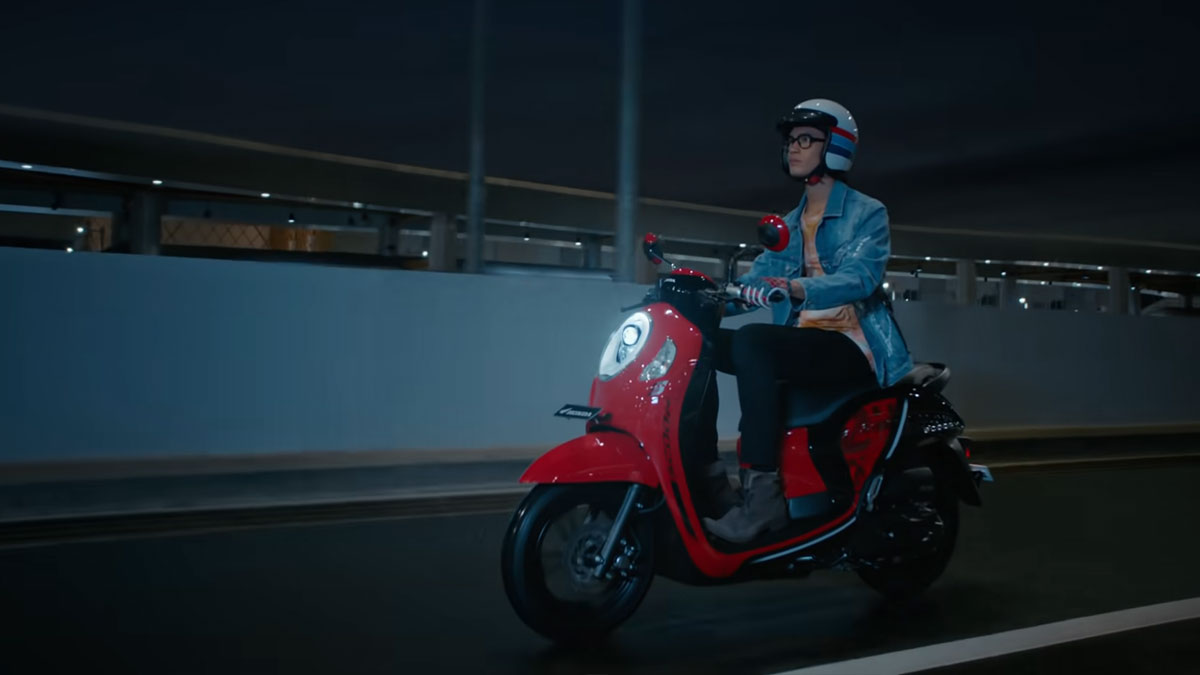 photo of the 2022 honda scoopy in red