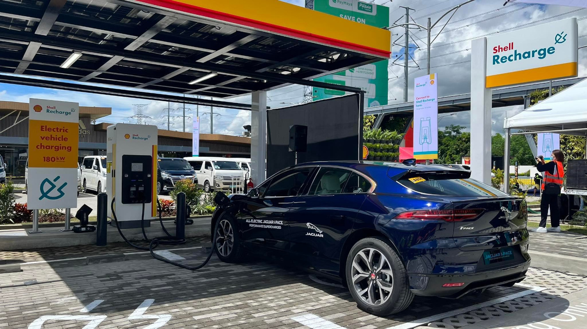 photo of a Jaguar I-Pace recharging at Pilipinas Shell’s Shell Recharge station in SLEX Mamplasan