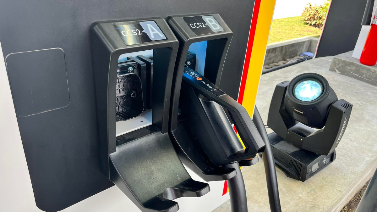 DC fast chargers at Shell Mamplasan station