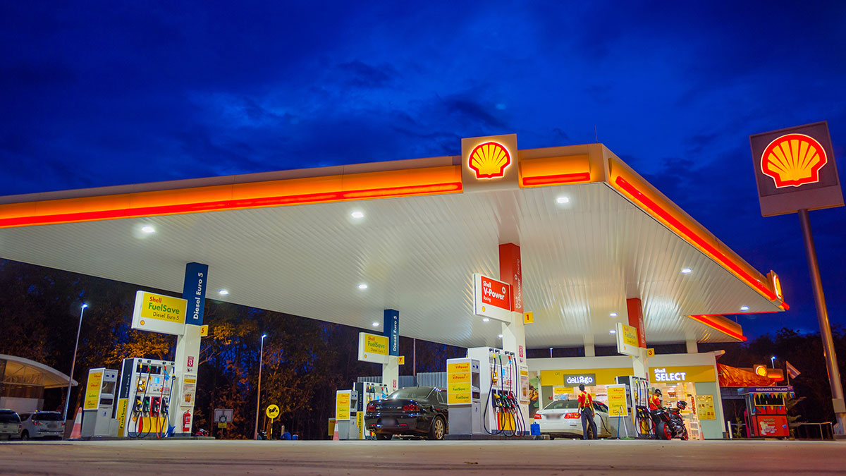 photo of a Shell fuel station at night