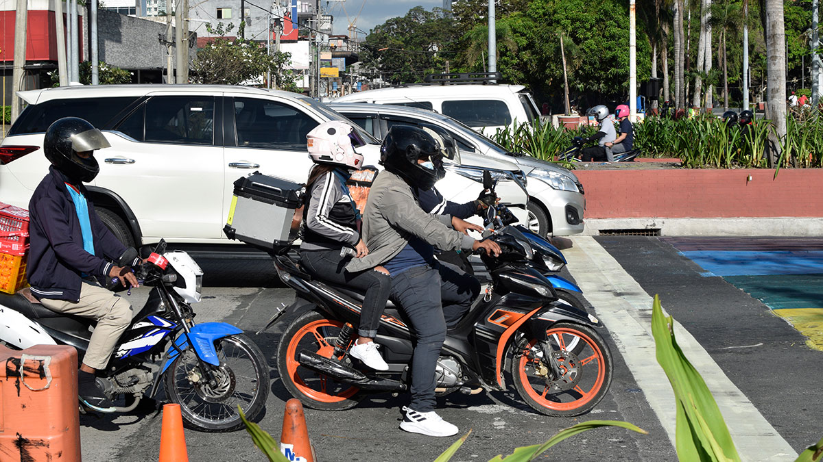 motorcycles, cars stuck in traffic in metro manila