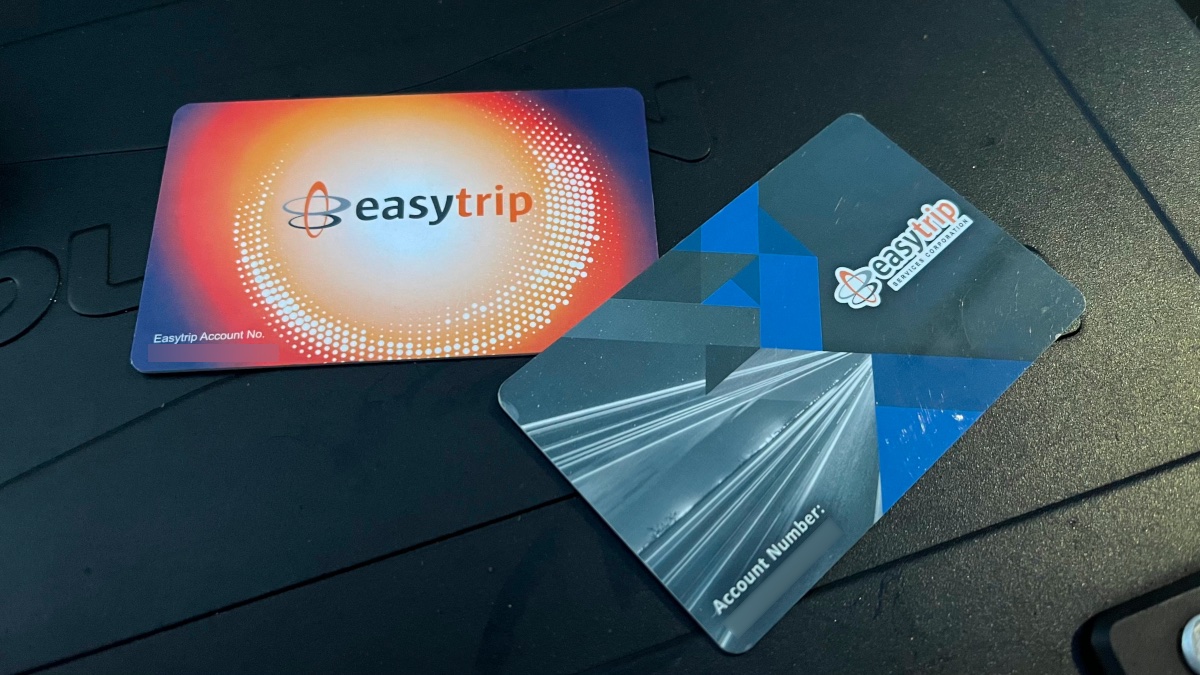 An image of new and old Easytrip RFID cards