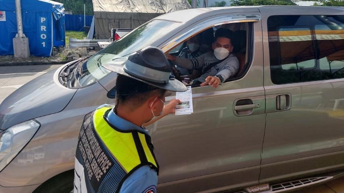 motorist surrendering his driver’s license to an LTO officer