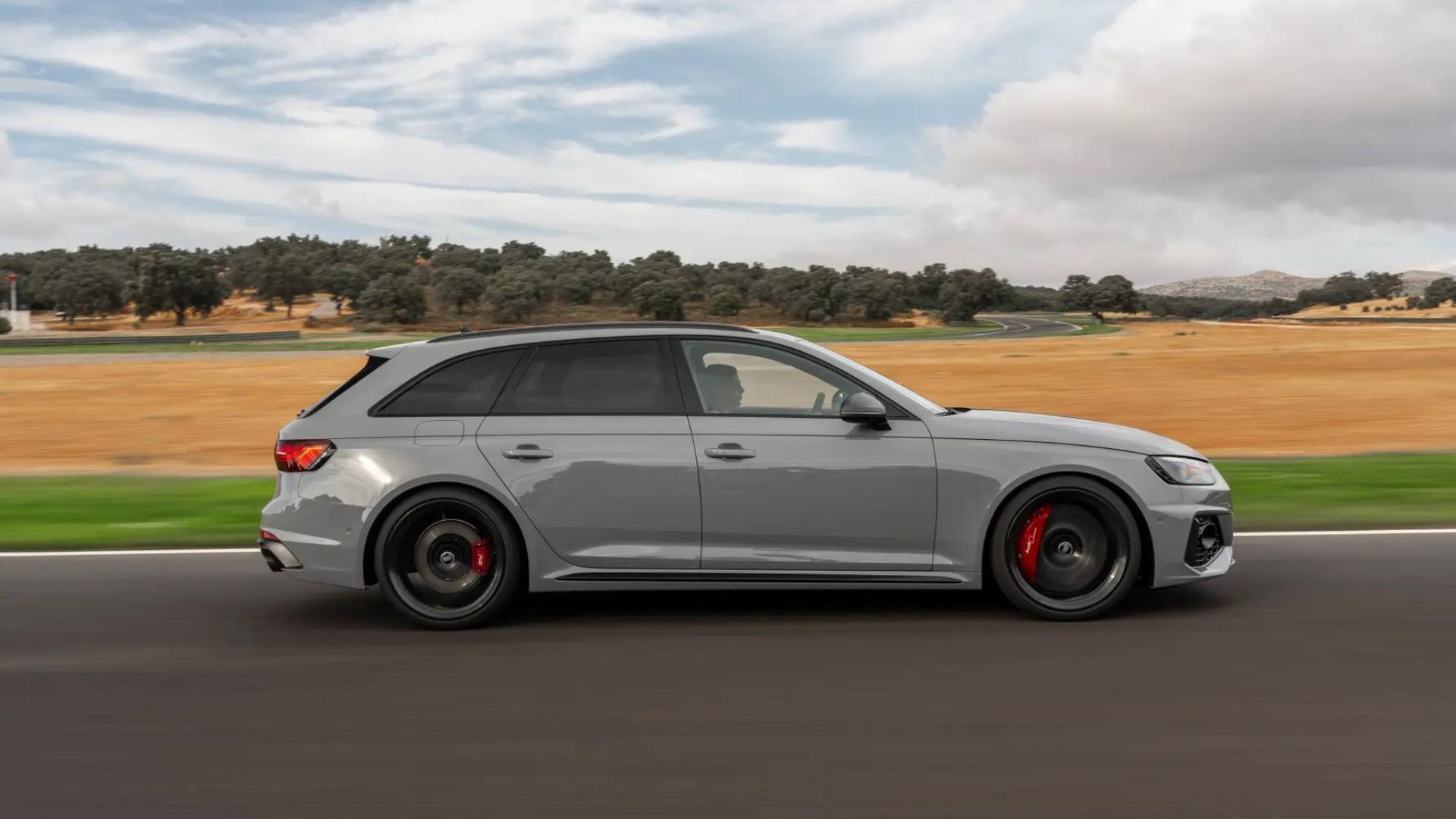 Audi RS4 2023 Competition side view