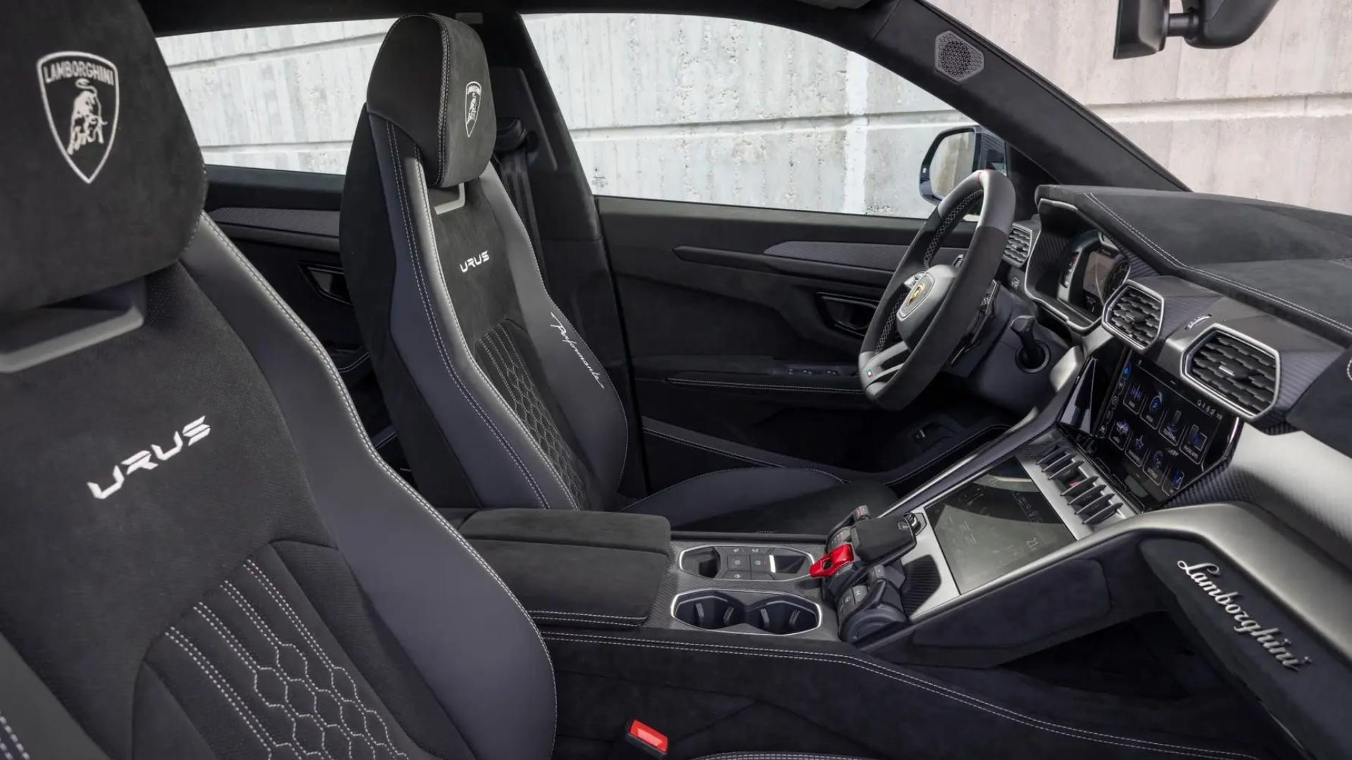 Lamborghini Urus Performante front interior