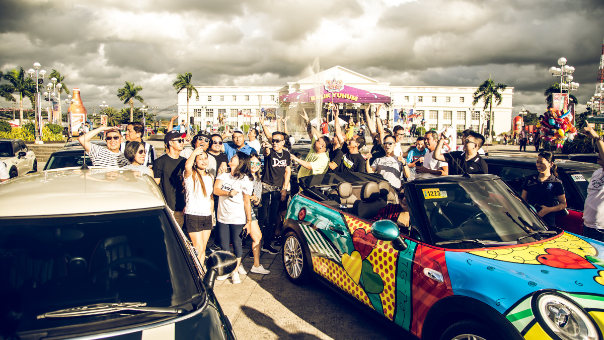 A bunch of Mini owners drive to Negros Island