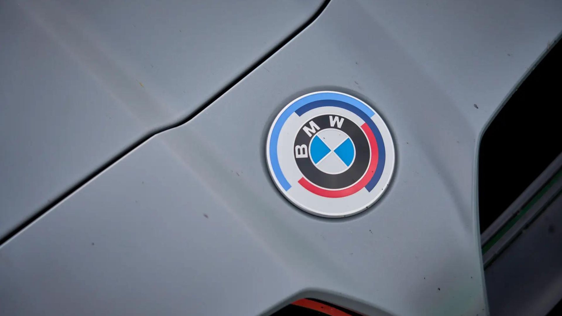 BMW M4 CSL retro badge