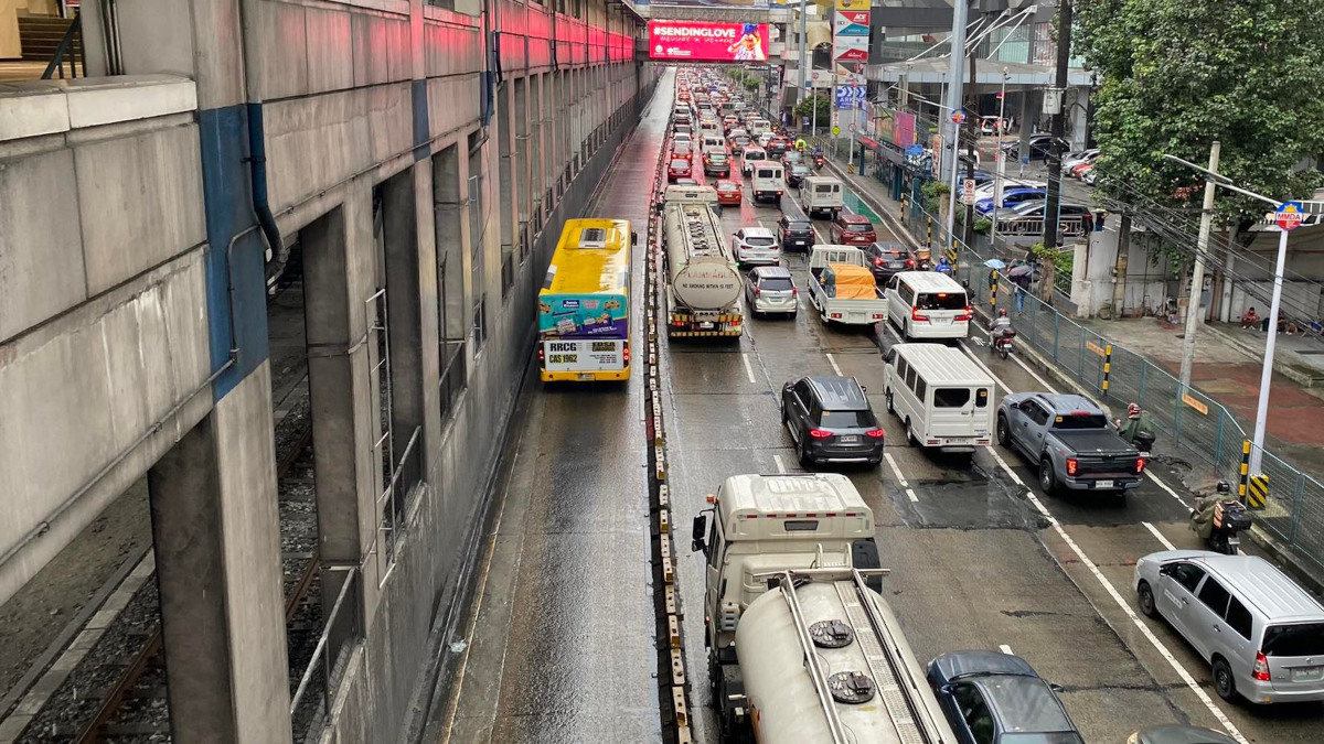 Photo of the EDSA Busway passing through congest Metro Manila traffic