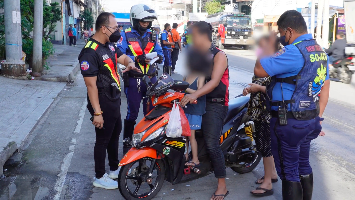 rider without motorcycle helmet flagged down by MMDA enforcers