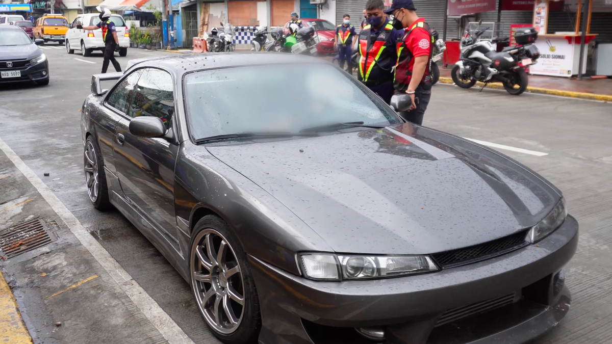 Nissan Silvia with no license plates pulled over by MMDA