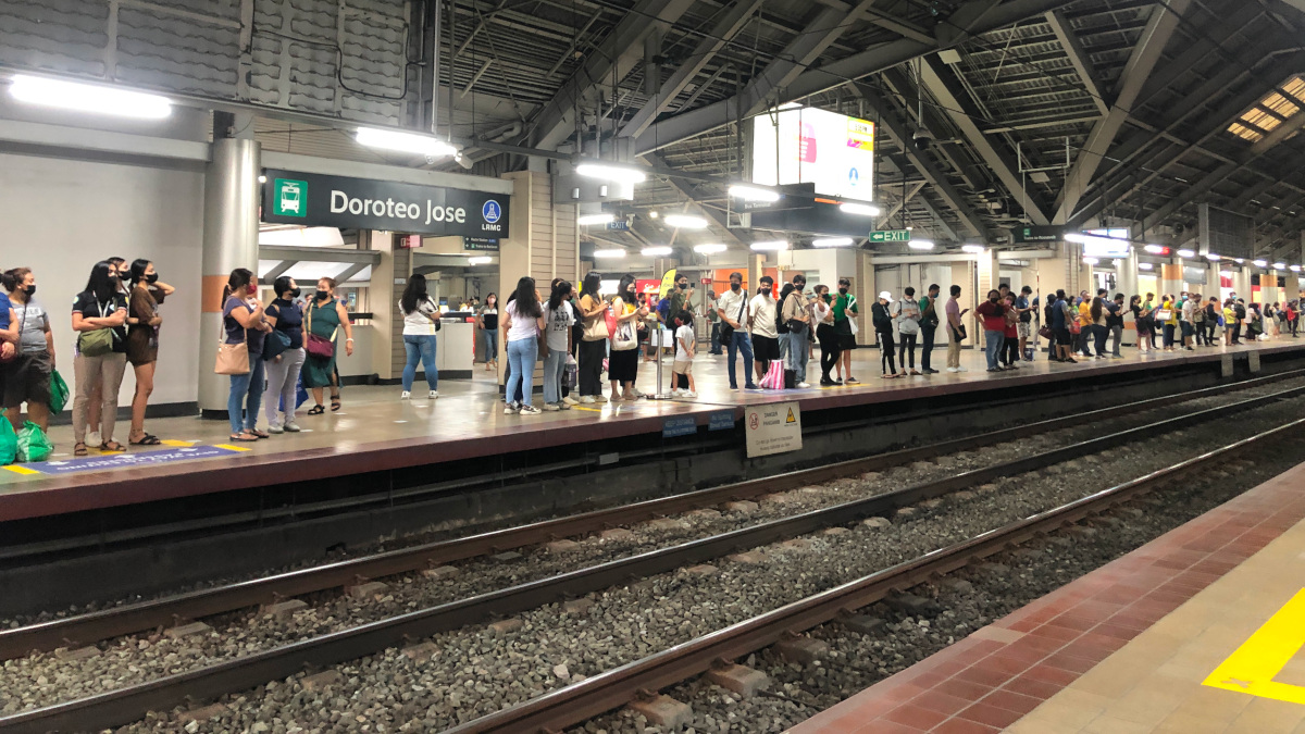people waiting on the platform at the LRT-1 Doroteo Jose Station