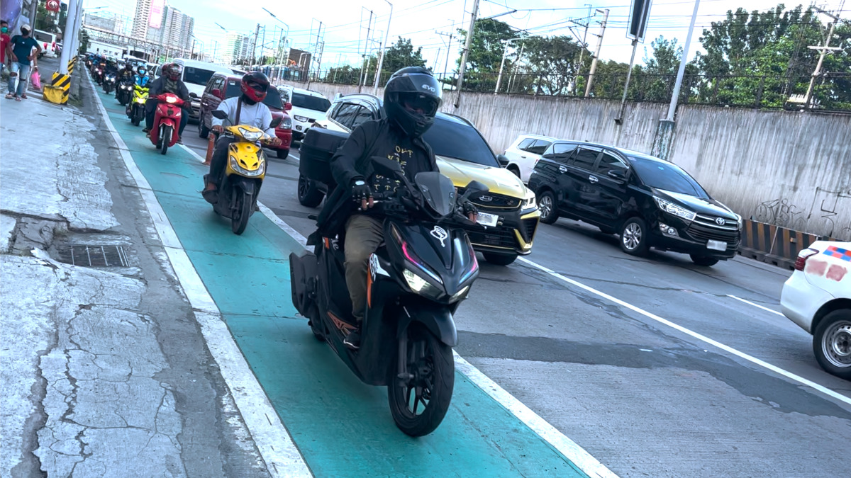 traffic violations of motorcycles on the bike lane