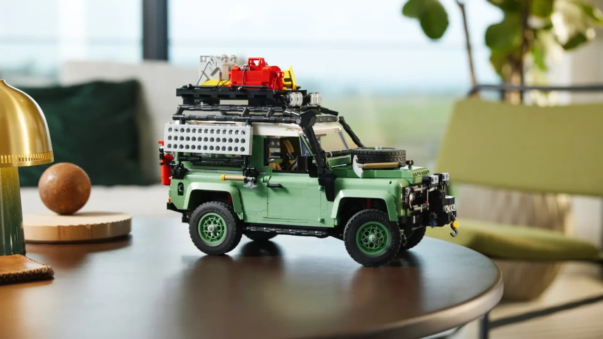 Land Rover Classic Defender 90 in lego form