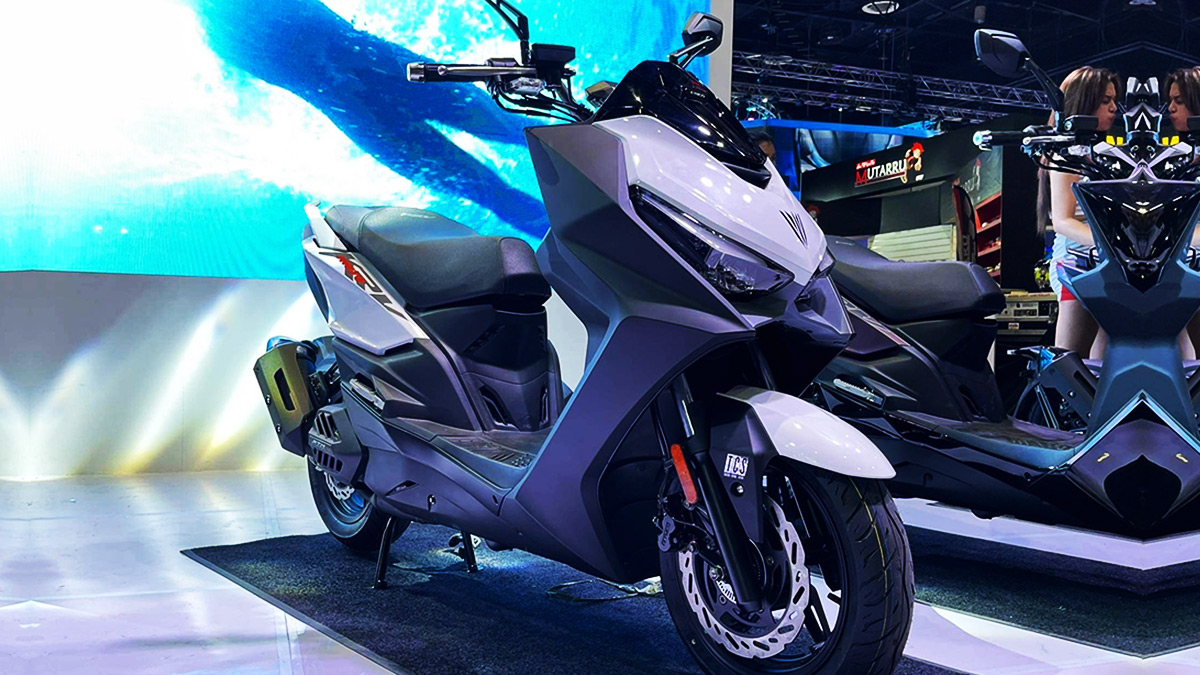 Front quarter view of the 2023 Kymco KRV Moto 180