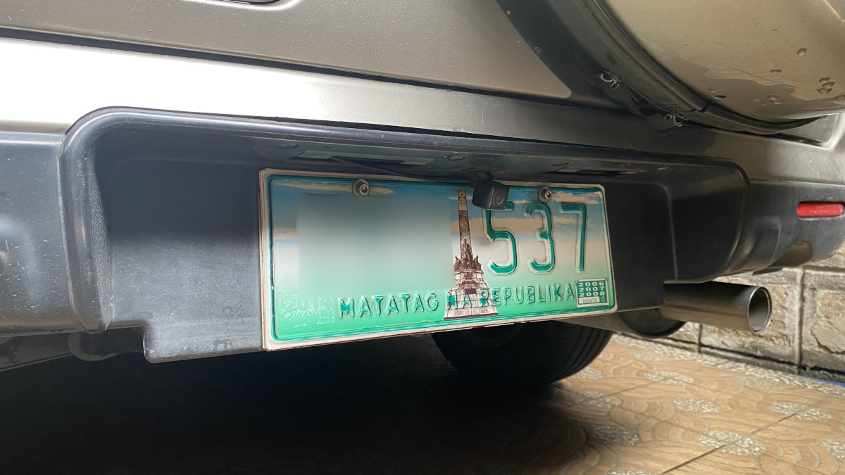 A Philippine vehicle license plate ending in 7