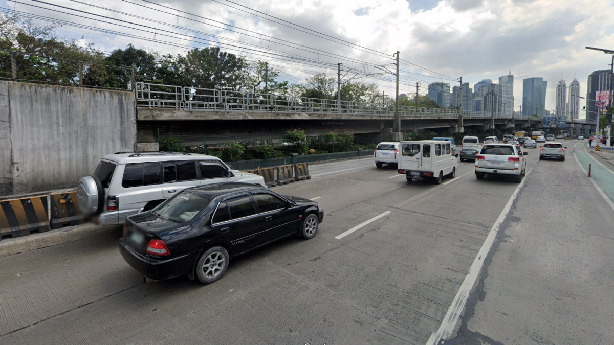 ‘DOH’ van in EDSA Busway caught; driver is an MMDA enforcer