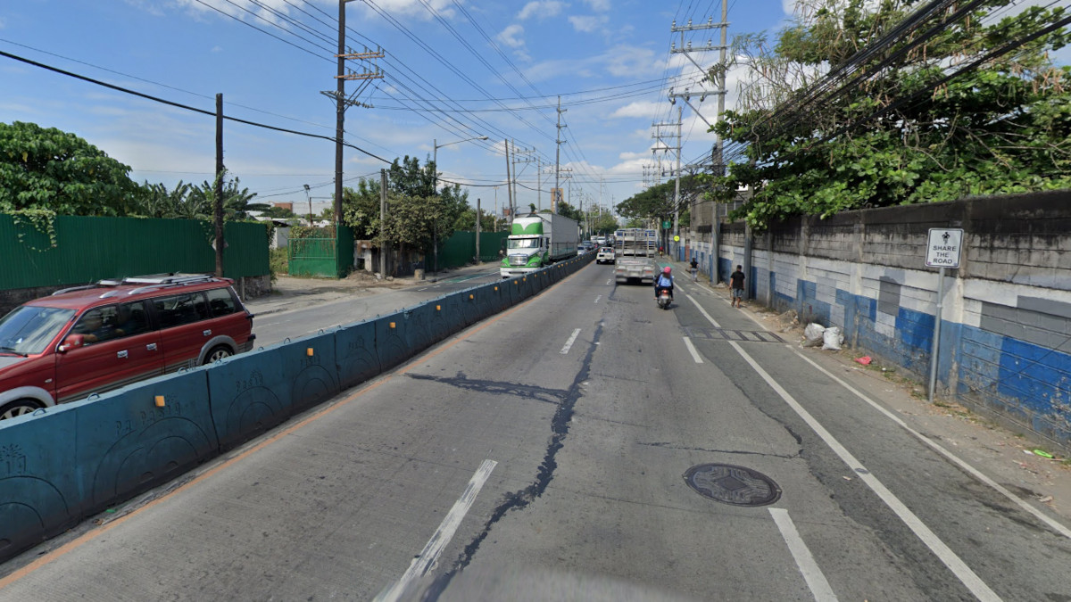 Ortigas Avenue Ext. pedestrian gets stuck in traffic