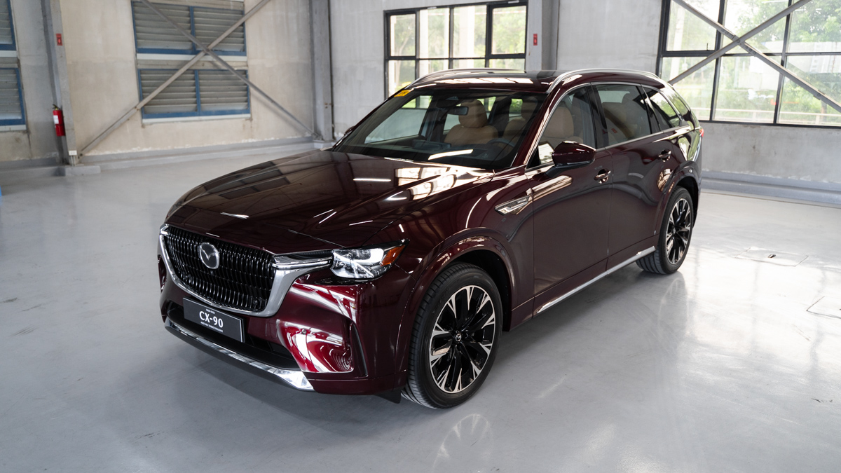 Front quarter view of the Mazda CX-90 3.3L AWD HEV Turbo Exclusive variant