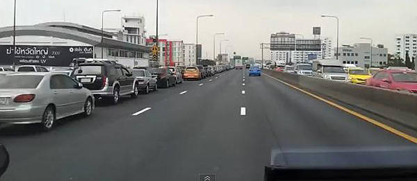 TopGear.com.ph Philippine Car News - Flood has motorists turning Bangkok’s elevated expressways into parking lots