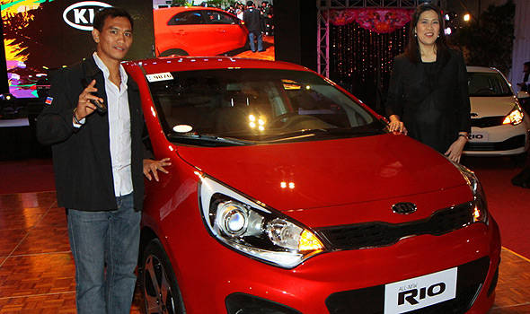 TopGear.com.ph Philipine Car News - Azkal booter gets the first key of newly-launched, all-new Kia Rio