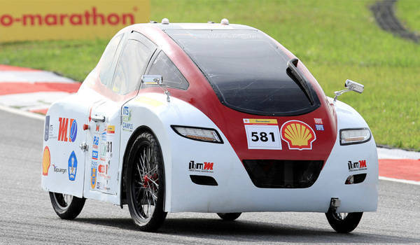 Students enter amusing cars at 2012 Shell Eco-Marathon Asia