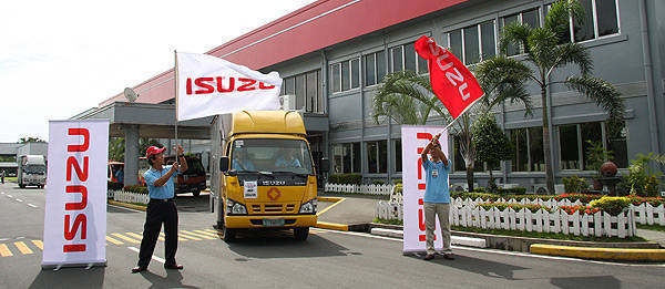 TopGear.com.ph Philippine Car News - Isuzu proves N-Series trucks' fuel efficiency with economy run