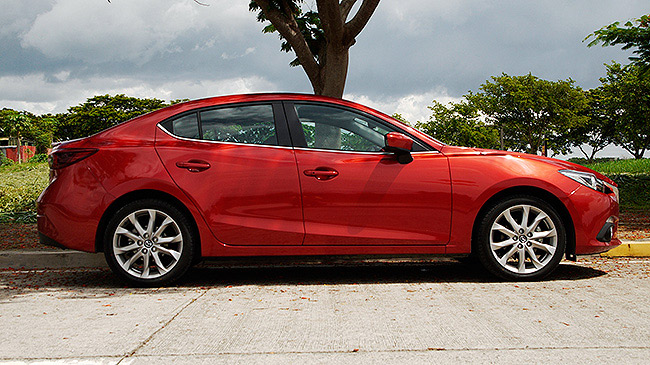  Mazda 3 Skyactiv 2.0 R Sedan: revisión, especificaciones, precio