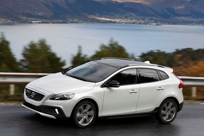 Volvo V40 Cross Country gets engine and all-wheel-drive upgrades