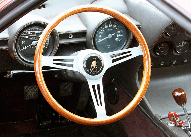 Wooden, metal-spoke steering wheel