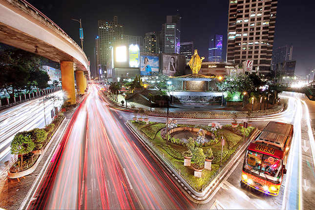 Long-exposure photos of Metro Manila traffic