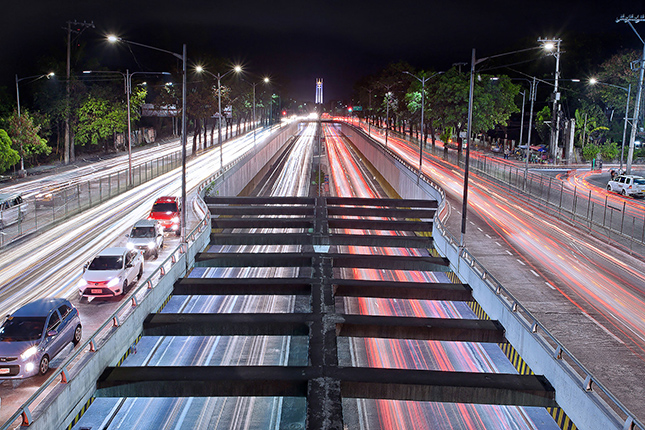 Long-exposure photos of Metro Manila traffic
