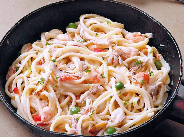 Scrumptious Crab And Shrimp Linguine With White Sauce Recipe