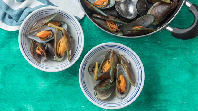 tinolang tahong or mussel tinola in two small bowls and a big pot