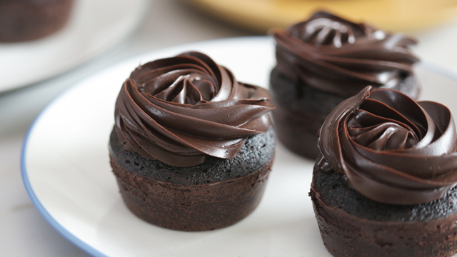 No-bake chocolate cupcakes topped with whipped chocolate ganache