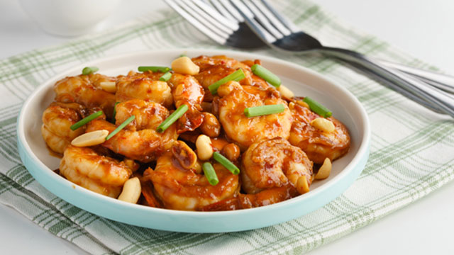 Peeled and deveined shrimps tossed in kung pao sauce.