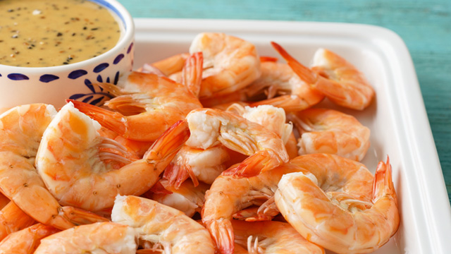 Deveined and heads removed steamed shrimps served with a sesame mayo dip.