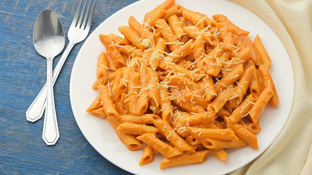 creamy buffalo chicken mac and cheese with evaporated milk