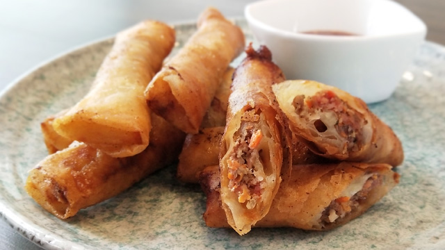 lumpiang shanghai cut in half, revealing that it also has cheese inside