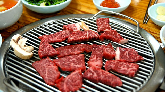 hanwoo beef on a grill