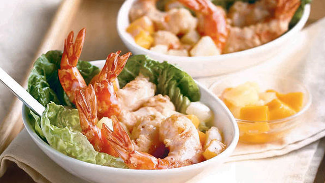 hot prawn salad with mangoes in two shallow medium sized bowls
