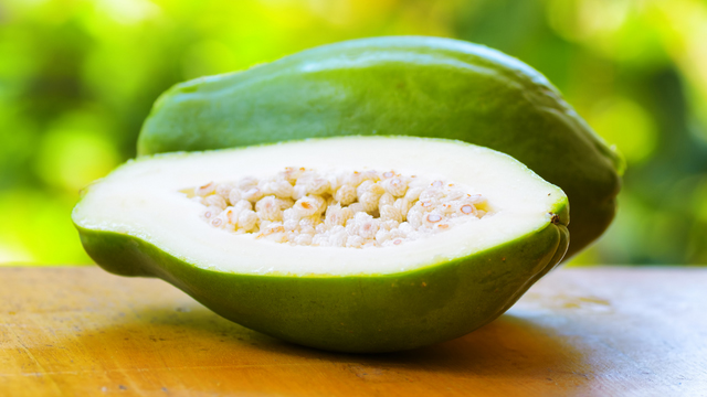 green papaya or unripe papaya 