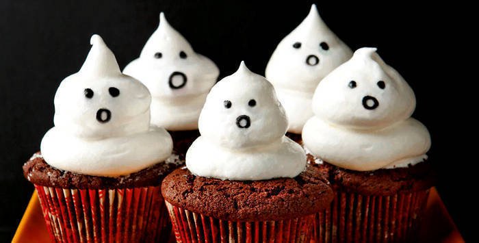 chocolate cupcakes with meringue frosting ghosts